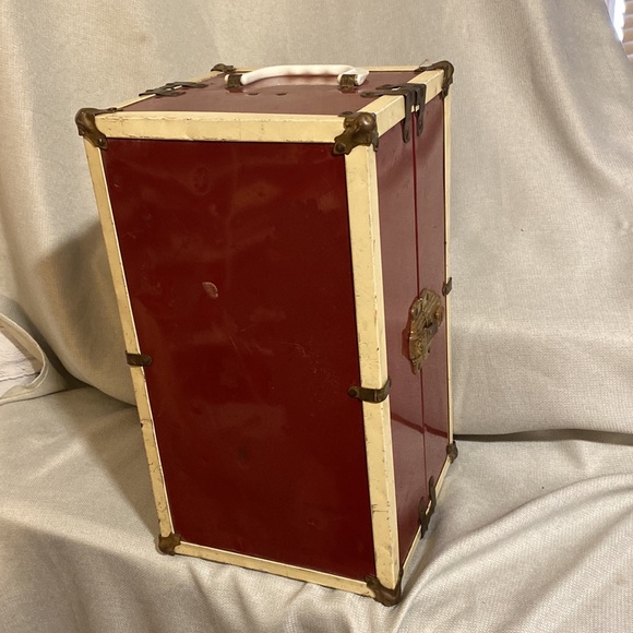 Vintage Red Metal Doll Trunk With Handmade Doll Clothes - Picture 10 of 16